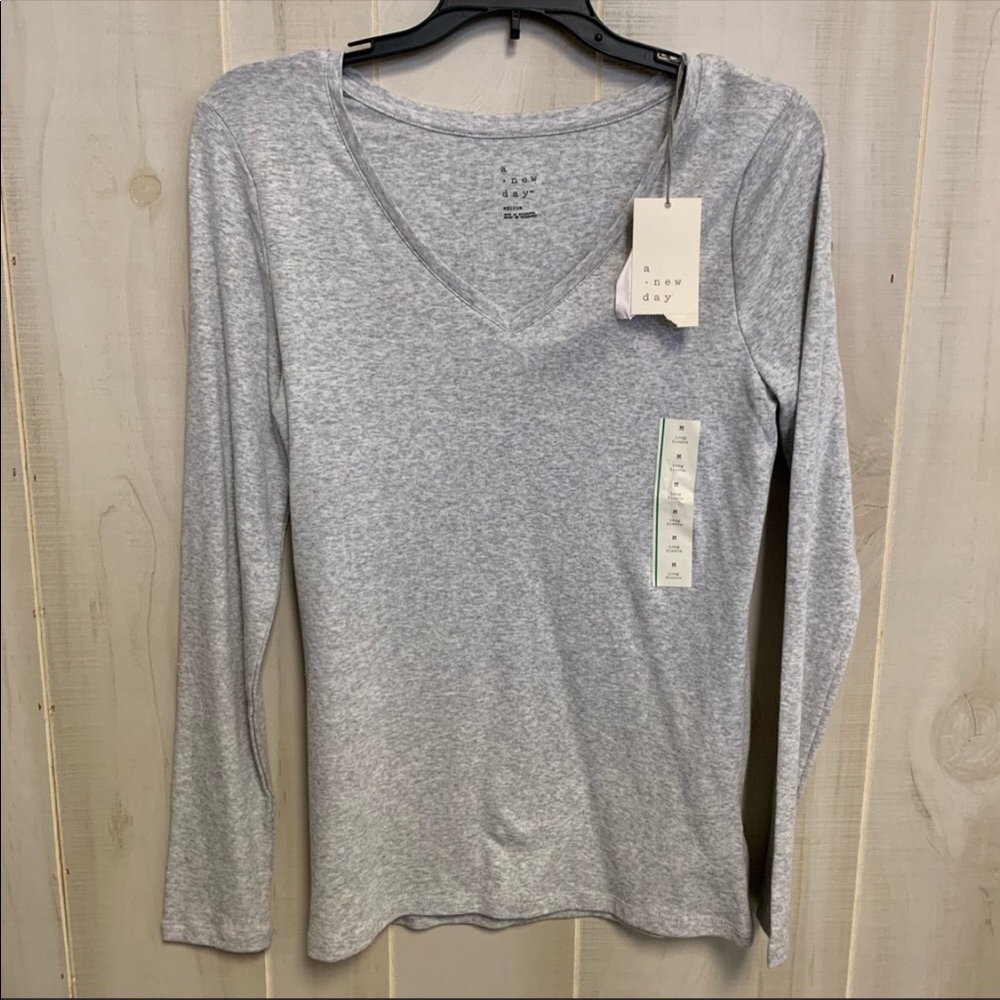 A New Day Size Medium Grey Long Sleeve V-Neck Essential Shirt